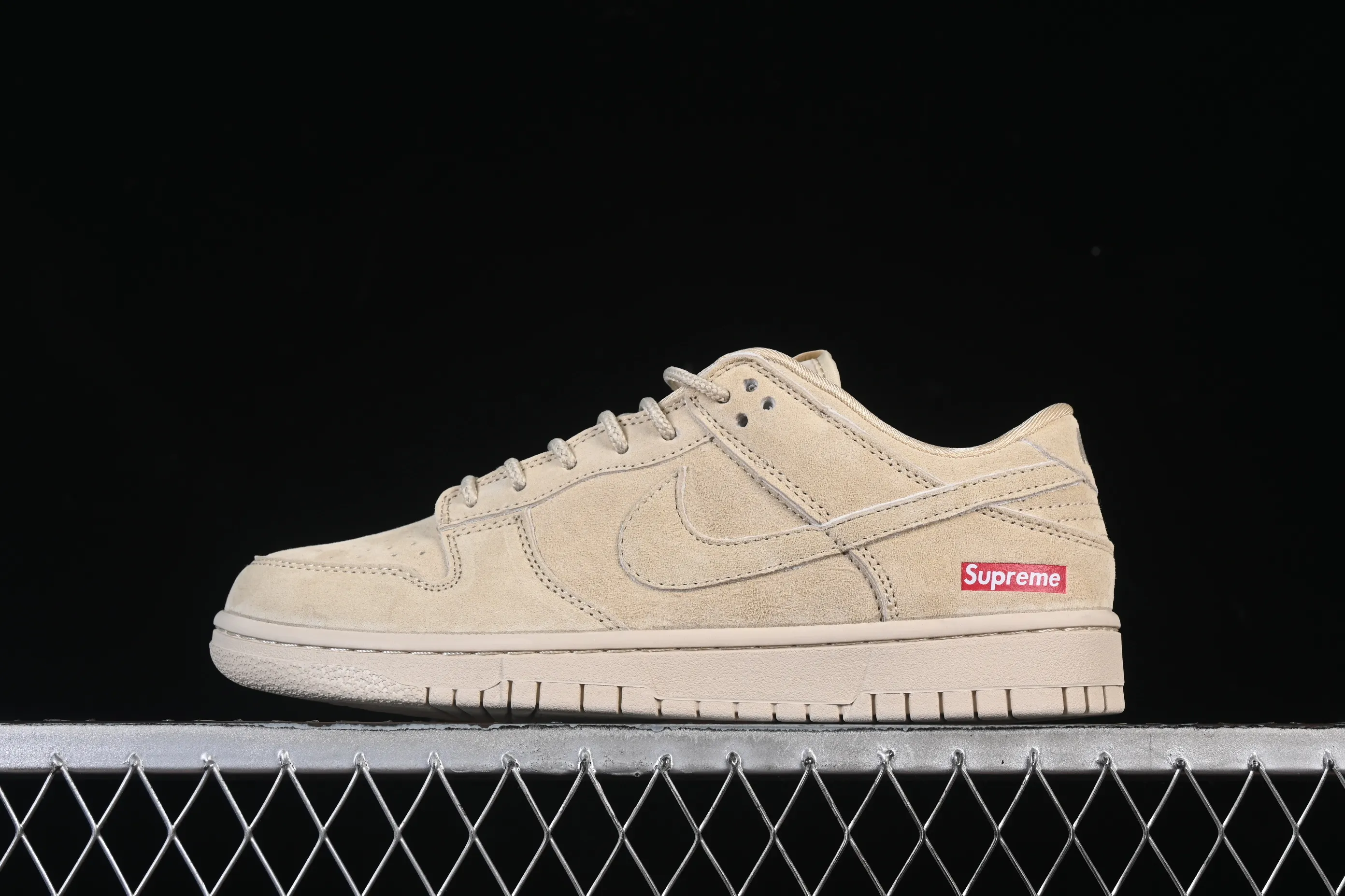 All Categories Nk SB Dunk Series Nk SB Dunk Low High-end Customized Low-top Shoes Nike SB Dunk Low Joint Beige Pig 8th Anniversary High-end Customized Low-top Casual Shoes SD8888-002